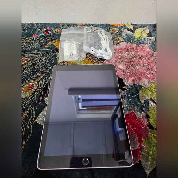 Apple IPAD - Picture 1 of 4